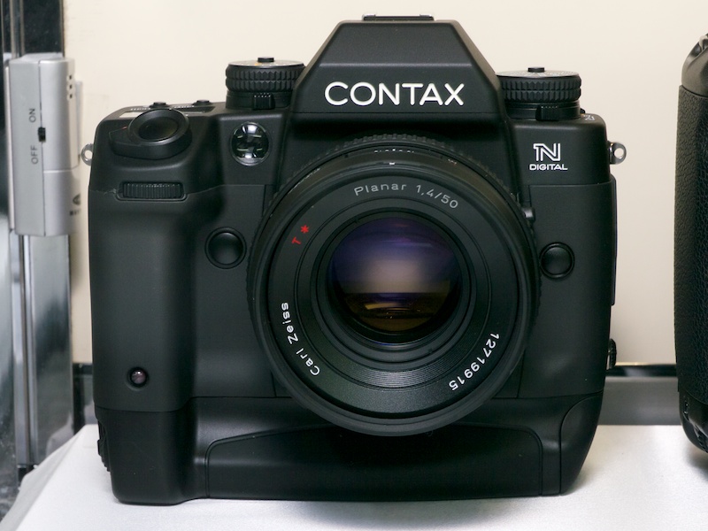 <b>コンタックスN DIGITAL（2002年）。35mm判と同等のCCDを採用した世界初のデジタル一眼レフカメラ</b>