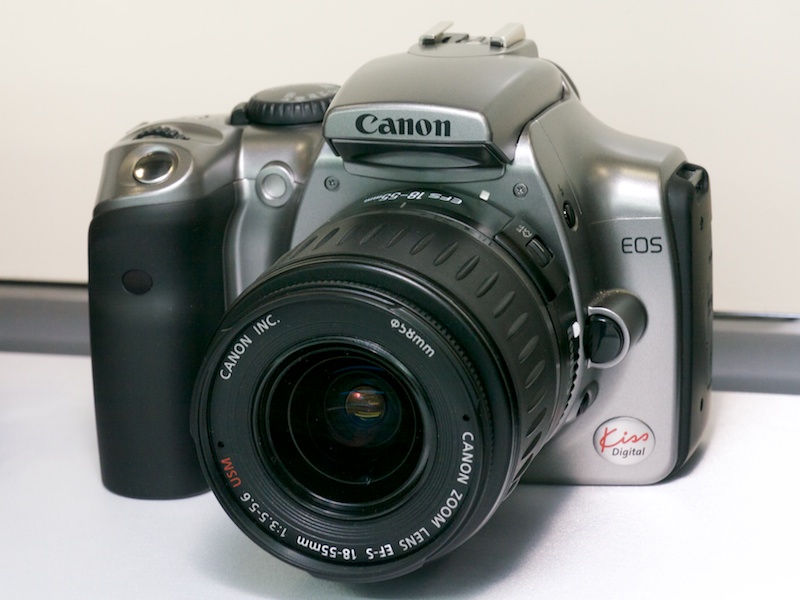 <b>キヤノンEOS Kiss Digital（2003年）。普及型の銀塩一眼レフカメラ「EOS Kiss」のコンセプトを継承</b>