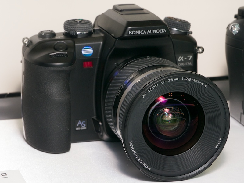 <b>コニカミノルタα-7 DIGITAL（2004年）。CCDシフト式の手ブレ補正機構を採用するデジタル一眼レフカメラ</b>
