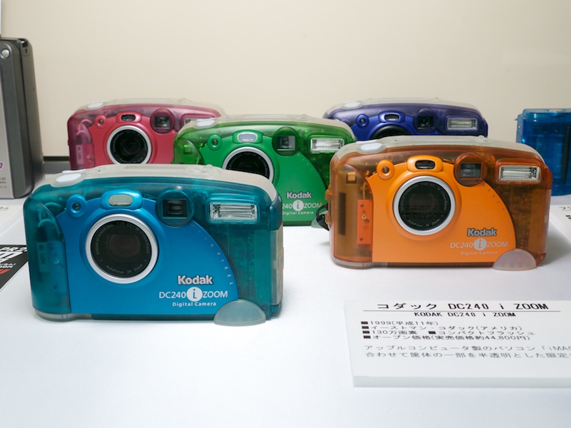 <b>コダックDC240 iZOOM（1999年）。iMacにあわせて一部を半透明にした限定モデル</b>