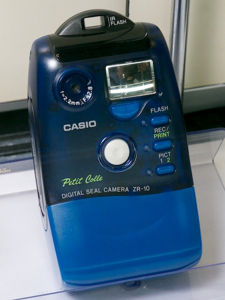 <b>カシオ デジタルシールカメラZR-10プチコレ（2000年）。プリンターを内蔵。写したその場でシールプリントを作成できる</b>