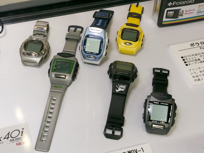 <b>腕時計型デジカメ。右下のカシオ リストカメラWQV-1（2000年）が世界初。赤外線通信により画像を転送できる</b>