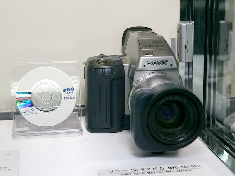 <b>ソニーCD-RマビカMVC-CD1000（2000年）。8cm CD-Rを記録メディアに採用</b>
