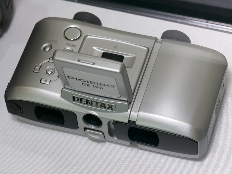 <b>ペンタックス デジビノDB100（2002年）。7倍双眼鏡とデジタルカメラを組み合わせた機種</b>