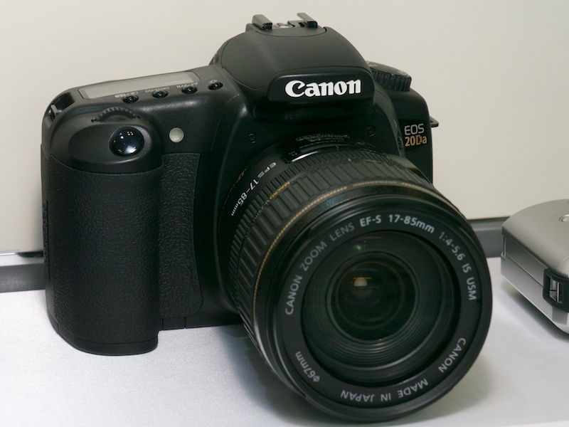 <b>キヤノンEOS 20Da（2005年）。天体写真撮影専用モデル。ライブビューモードも</b>
