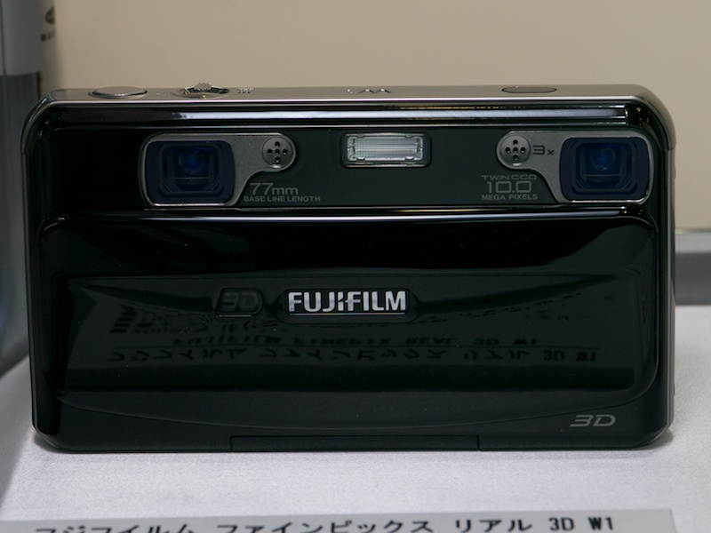 <b>富士フイルムFinePix REAL 3D W1（2009年）。2つの撮像系による3D撮影が可能。裸眼での立体視も</b>