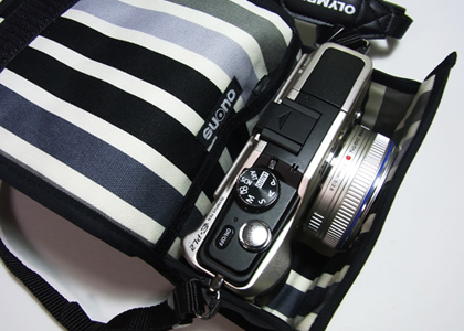 <b>M.ZUIKO DIGITAL 17mm F2.8を装着した状態で収納できる</b>