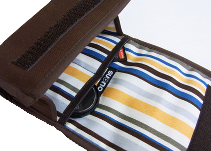 <b>記録メディアやレンズキャップ用のポケットを装備</b>