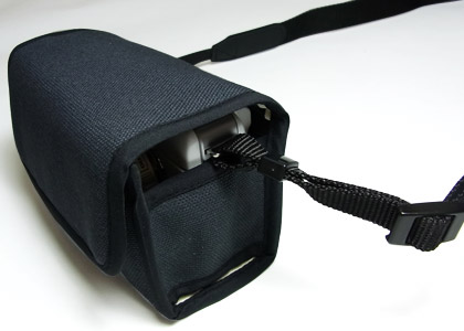 <b>メーカー製ストラップなどを装着したまま使用できる</b>