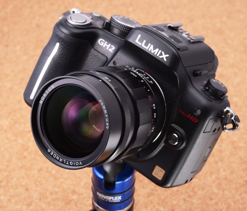 <b>LUMIX DMC-GH2に装着した状態</b>