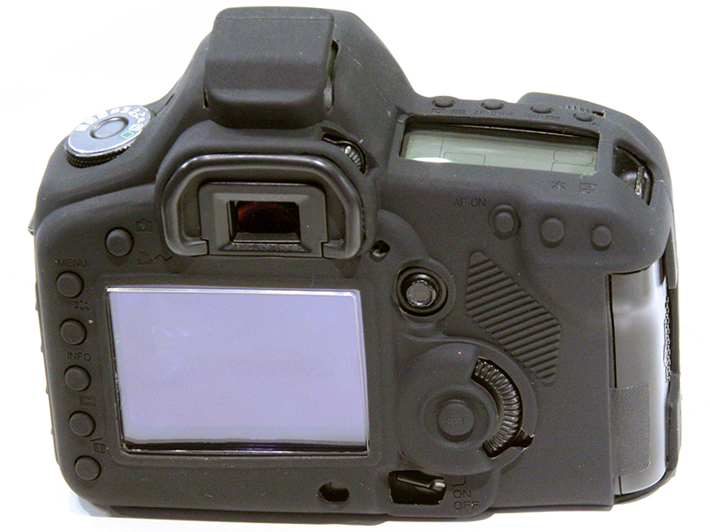 <b>EOS 5DmarkII用シリコンカバーSUNG iT PRO（DDSP-C5DMII）の装着例</b>