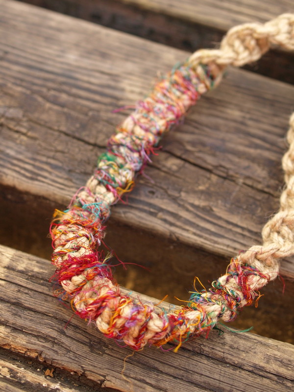 <b>暖色系のシルクをランダムに編み込んだ</b>