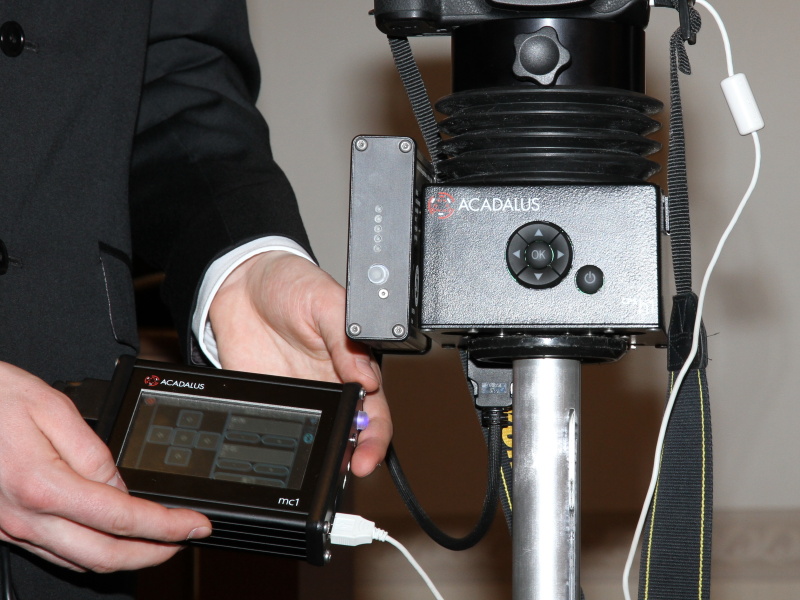 <b>カメラとはUSBケーブルで接続</b>