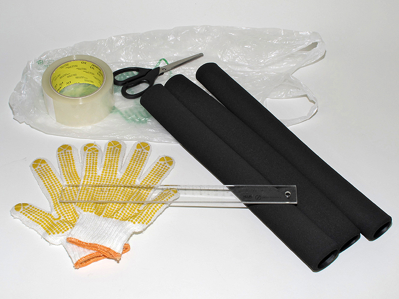 <b>グリップ装着に必要な道具類。けが防止と作業性向上のため、滑り止め付軍手は必須だ。定規は棒状のものであれば代用できる。保護用の幅広テープは住友スリーエム製「スコッチ313」を使用したが、なかなか具合が良かった。テープの種類によっては引っかかることも考えられる</b>