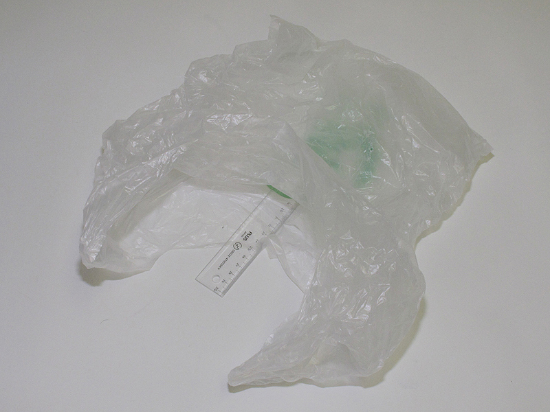 <b>袋に定規を入れる</b>