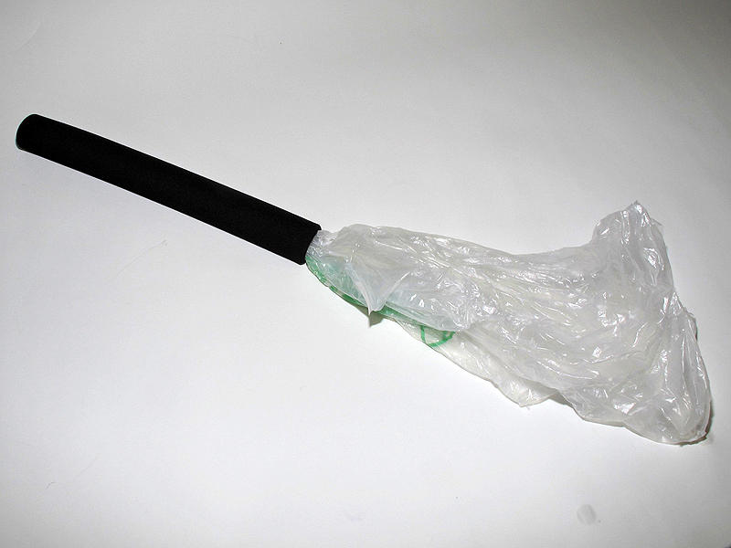 <b>グリップに少しずつ通していく</b>