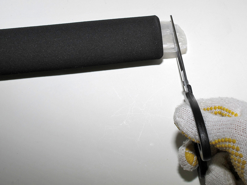 <b>出た側の先端を切って袋に穴を開ける</b>