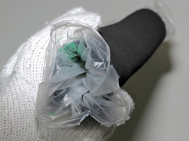 <b>三脚のパイプに通しやすいように袋を広げておく</b>