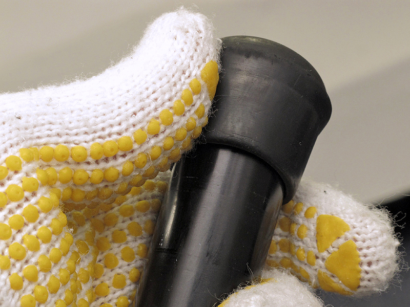 <b>石突は周りからずらすようにして外す。結構堅いので、力を入れて少しずつ行なう</b>