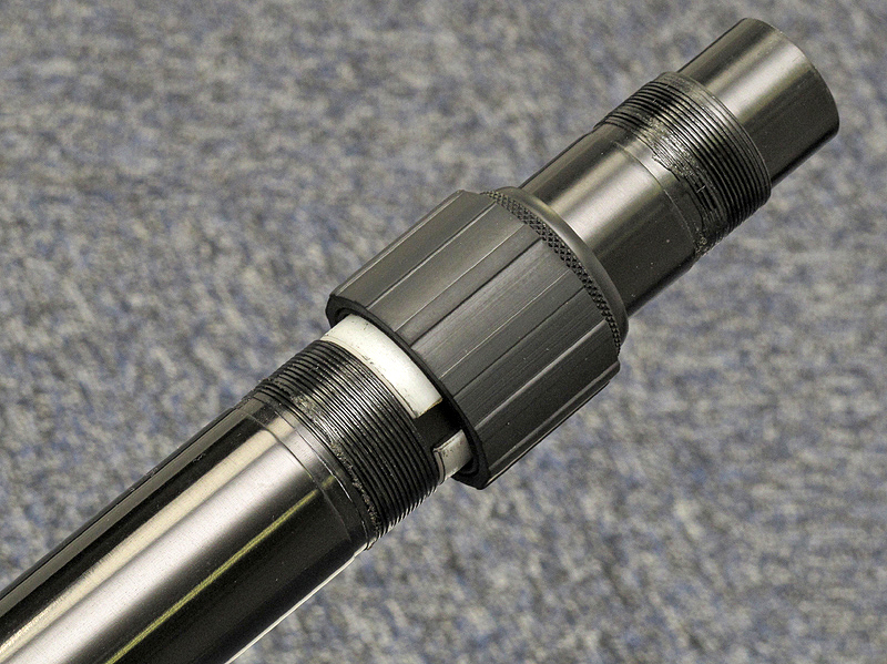 <b>さらに大きい方のロックナットを外す</b>