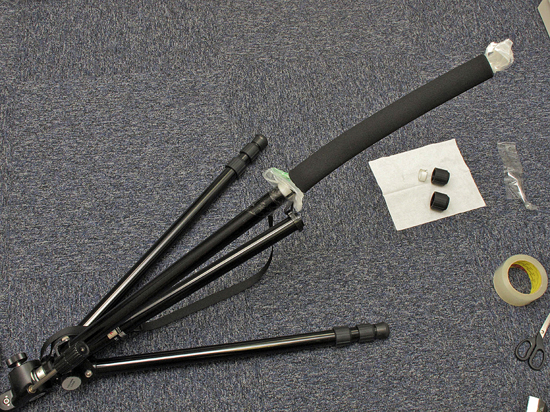 <b>先ほど用意したグリップを三脚のパイプに滑らせていく。このとき買い物袋をつまんで引くと良い</b>