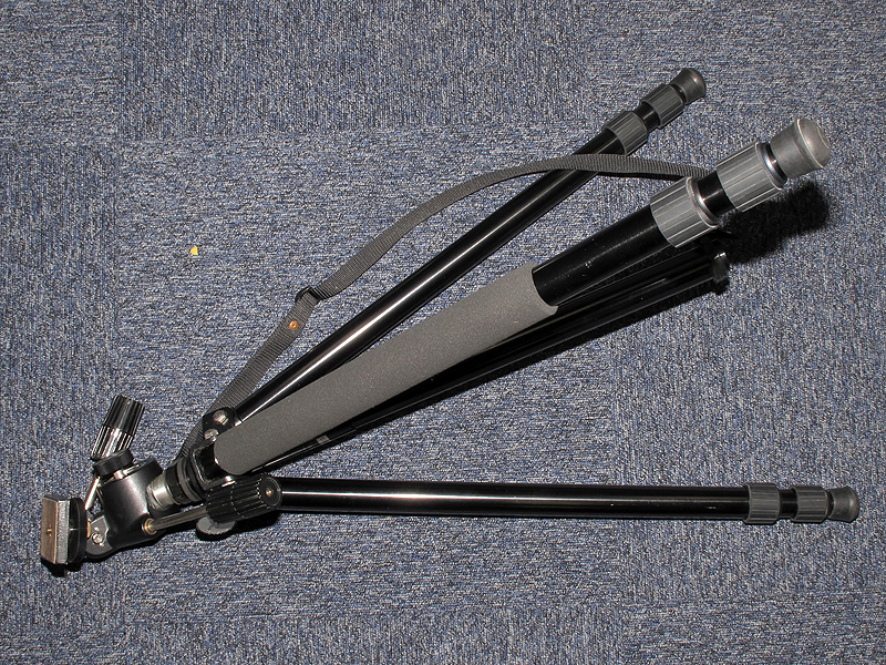 <b>パイプの根元までグリップが移動した。このあと買い物袋のみを雲台側から引いて引き出す。袋が縦方向に裂ける性質を利用してパイプの片側に寄せる感じで引く。かなり力がいるので、勢い余ってけがをしないように注意したい。袋が抜けたら、グリップを石突方向にしごいて当初の長さに伸ばす。ロックナットと石突は元と逆の手順で戻しておく</b>