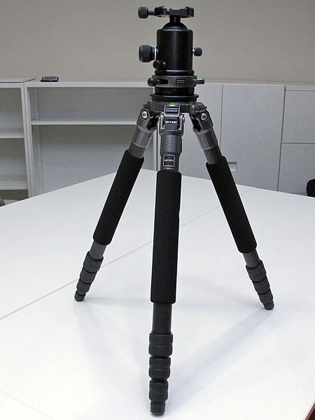 <b>ジッツオの3型カーボン三脚「GT3541LS」にHUSKY専用グリップのショートタイプを装着したところ</b>