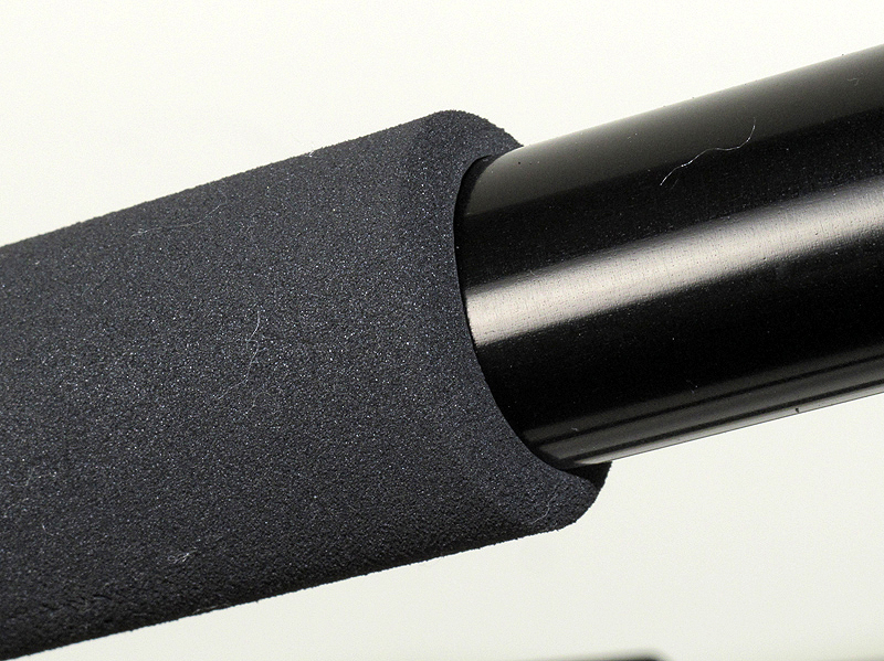 <b>グリップを着けても脚はぴったりと閉じる。専用品なので当然なのだが、少しの隙間もないお誂え向きの仕上りだ</b>