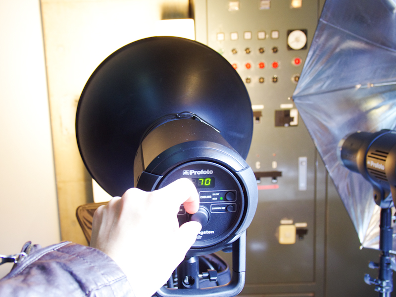 <b>つまみを回して調光しているところ</b>