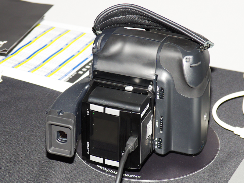 <b>DNPフォトルシオは縦位置グリップ付き645DFにデジタルバック「P40+」を装着</b>