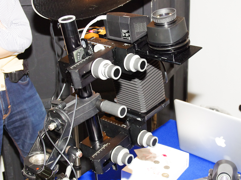 <b>エイ・ステージはジナーのデジタルバック「eSpirit65」をビューカメラに装着したシステムを展示</b>