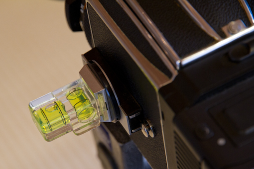 <b>ハッセルの側面にあるアクセサリーシューに付けた水準器は必需品</b>