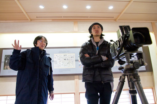 <b>美術館の学芸員の方から盆栽について説明を受けながら撮影ポイントをつかんでいく</b>