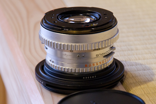 <b>シルバータイプのCプラナー80mm F2.8。6×6では標準レンズだが、デジタルバック使用なので倍率が変わり、やや中望遠寄りの焦点距離となる</b>