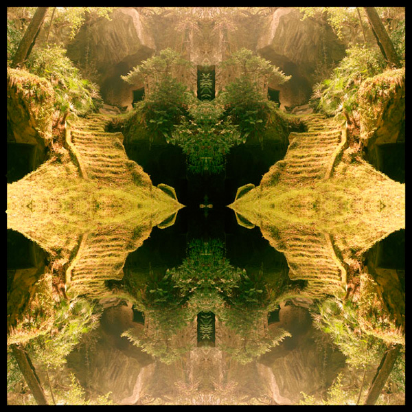 <b>From series "World of ROUND" 2003 Photo by Ryo Ohwada (c)</b>