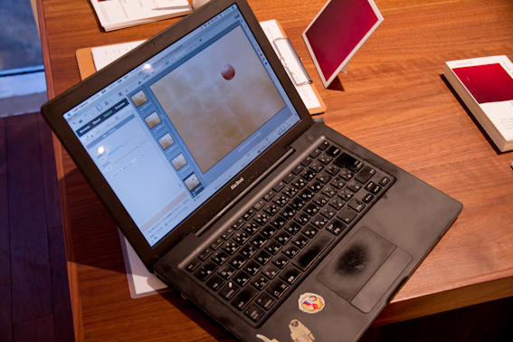 <b>愛用の黒のMacBook</b>