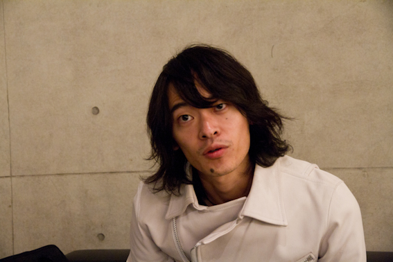 <b>インタビューに応える大和田氏。エモンフォトギャラリーにて</b>