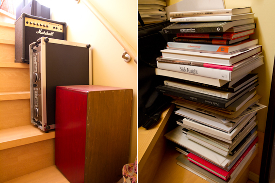 <b>自宅仕事場横にある階段にも数多くの写真集などがあふれている</b>