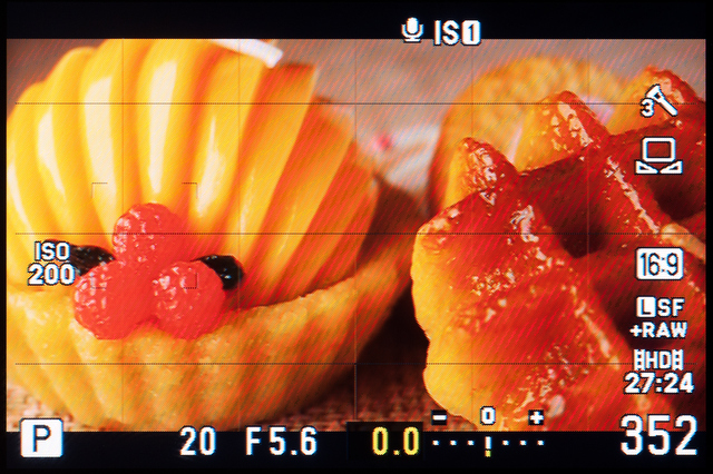 <b>これは静止画モードの画面。比べやすいように16:9比率にしている。手ブレ補正は光学式なので、レンズの画角が変化することはない</b>