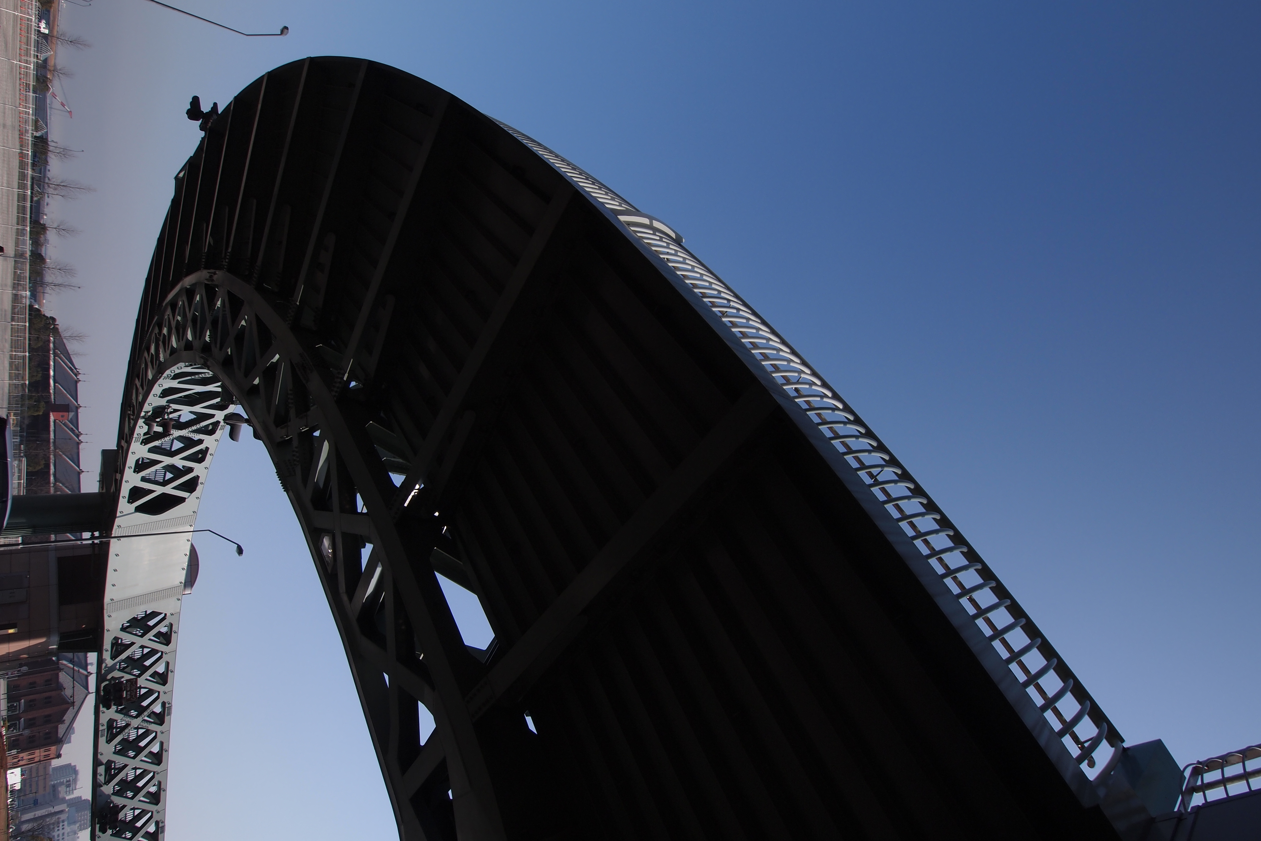 <b>ホワイトバランスオートだと少しくすむ感じになるので太陽光モードに切り替えて。オリンパスっぽいヌケのいい青空になってくれた。E-PL2 / M.ZUIKO DIGITAL ED 9-18mm F4-5.6 / 4,032×2,688 / 1/640秒 / F8 / -1.3EV / ISO200 / WB:太陽光 / 9mm</b>