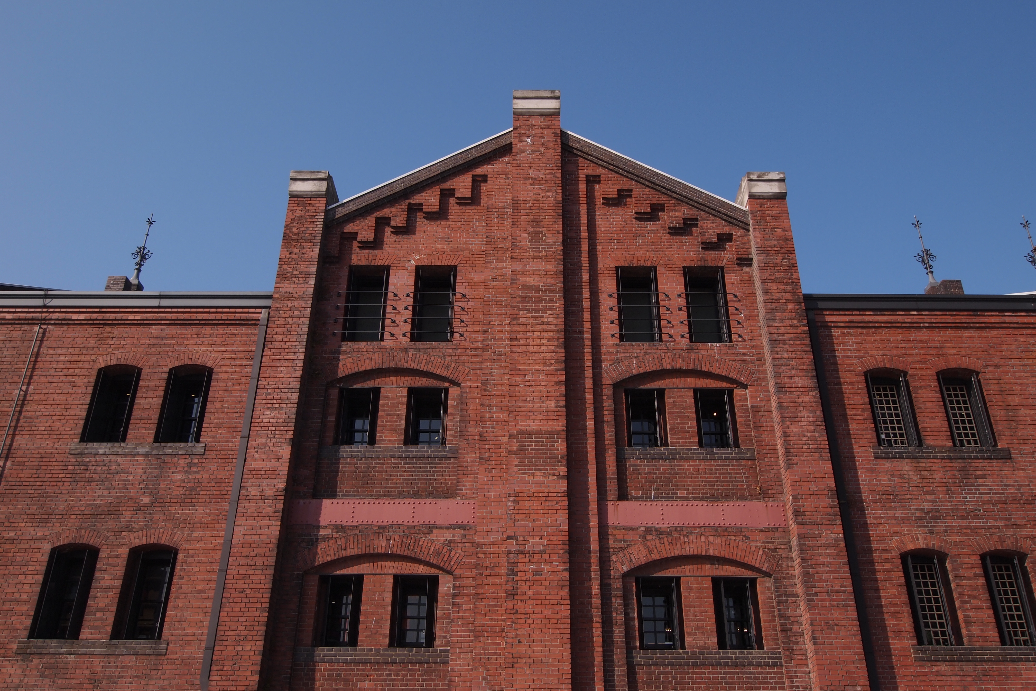 <b>レンガ1個ちょっとくらい右下がり。方眼のケイ線表示はグレーの細いラインはもうちょっと見づらいのがいまいち。水準器が欲しい。E-PL2 / M.ZUIKO DIGITAL ED 9-18mm F4-5.6 / 4,032×2,688 / 1/500秒 / F8 / -0.7EV / ISO200 / WB:太陽光 / 15mm</b>