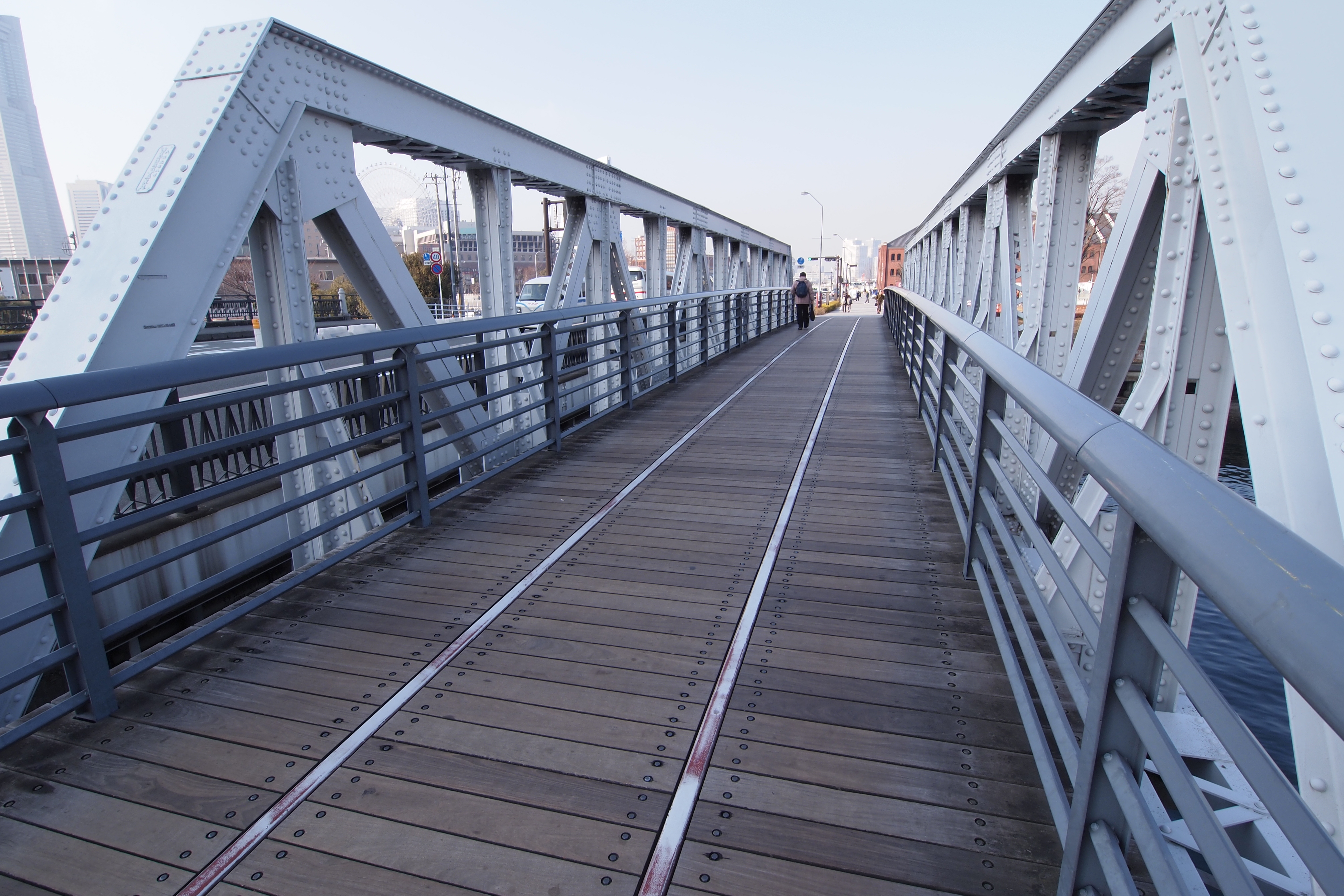 <b>もともとあったのを流用したのか、あるいはそういう意匠なのかはわからないけど、横浜らしさが感じられる歩道橋。E-PL2 / M.ZUIKO DIGITAL ED 9-18mm F4-5.6 / 4,032×2,688 / 1/160秒 / F8 / 0EV / ISO200 / WB:太陽光 / 9mm</b>