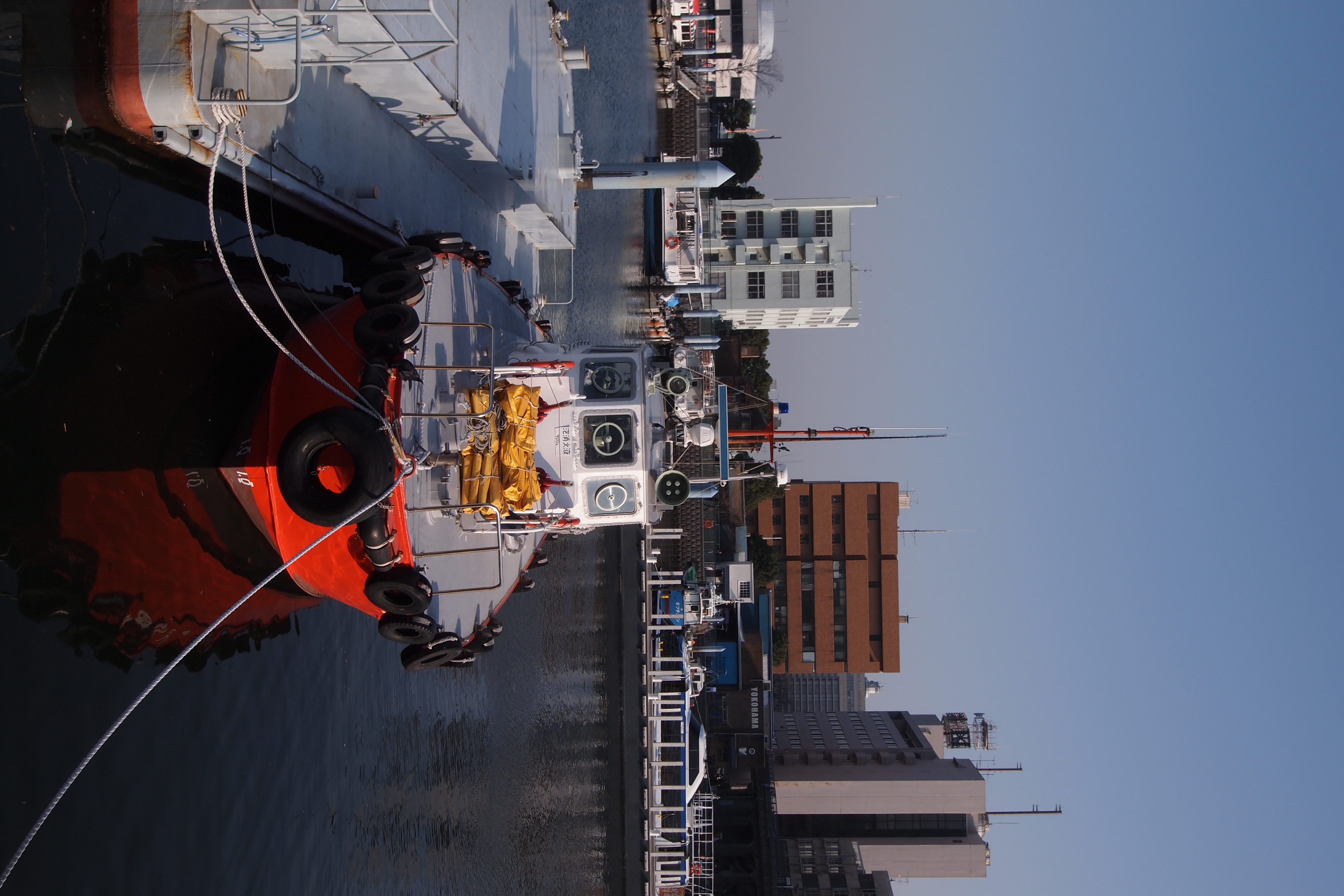 <b>大桟橋ふ頭の近くにある象の鼻パークに隣接している船着き場で撮った1コマ。船体の赤が鮮やか。E-PL2 / M.ZUIKO DIGITAL ED 9-18mm F4-5.6 / 4,032×2,688 / 1/640秒 / F8 / -0.3EV / ISO200 / WB:太陽光 / 18mm</b>