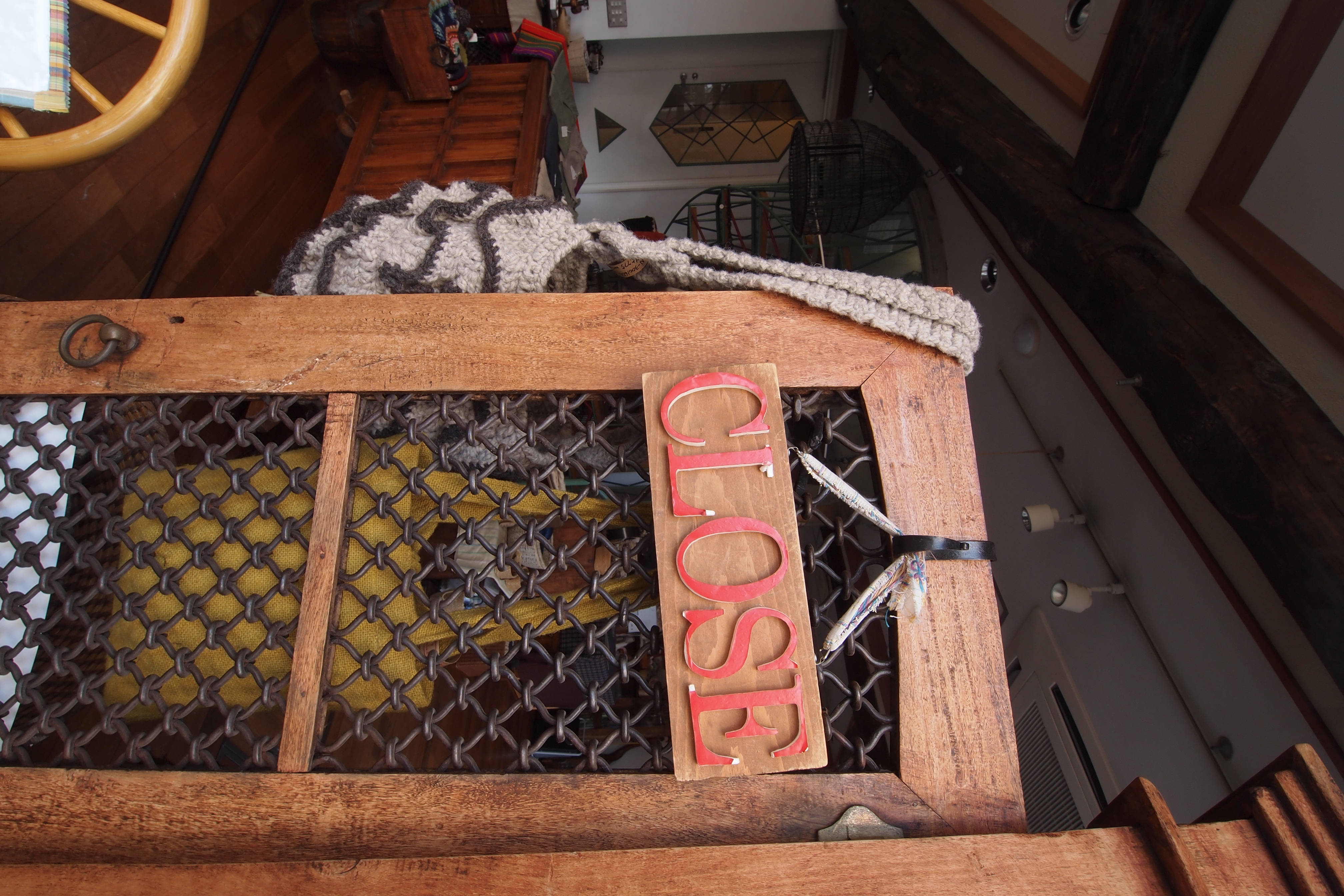 <b>写り込みを避けるためにドアのガラスにフードを押しつけるようにして撮った。おかげで手ブレも防げた。E-PL2 / M.ZUIKO DIGITAL ED 9-18mm F4-5.6 / 4,032×2,688 / 1/13秒 / F8 / 0EV / ISO200 / WB:太陽光 / 9mm</b>