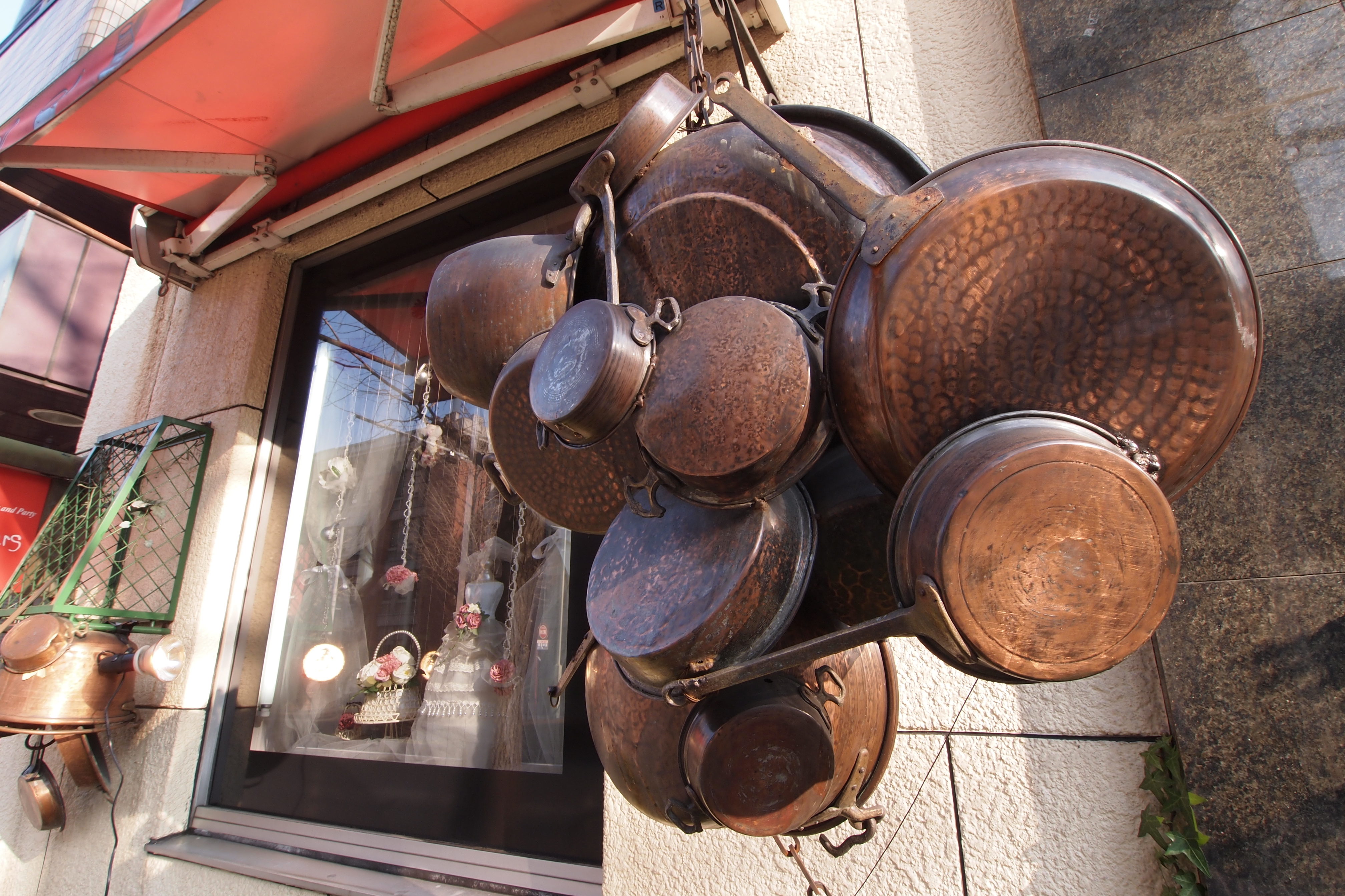 <b>鍋やらフライパンやらがからまりあって塊になってた。なんだかよくはわからないけどインパクトはあった。E-PL2 / M.ZUIKO DIGITAL ED 9-18mm F4-5.6 / 4,032×2,688 / 1/50秒 / F8 / -0.3EV / ISO200 / WB:太陽光 / 9mm</b>