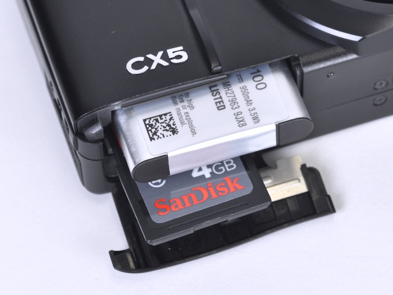 <b>バッテリーはリチウムイオン充電池のDB-100。撮影可能枚数は約280枚</b>