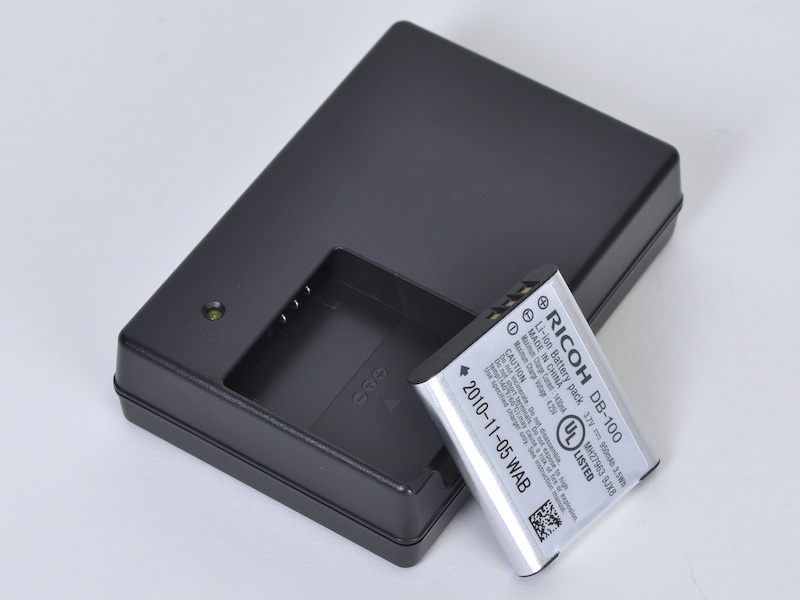 <b>バッテリーはリチウムイオン充電池のDB-100。撮影可能枚数は約280枚</b>