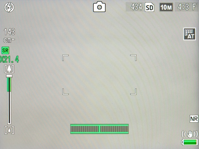 <b>光学ズームは300mm相当の「10.7倍」まで。そこから上の緑色のバーが「超解像ズーム」域になる。この領域までズームすると「超解像」設定とは関係なく、緑色の「SR」表示が出る</b>