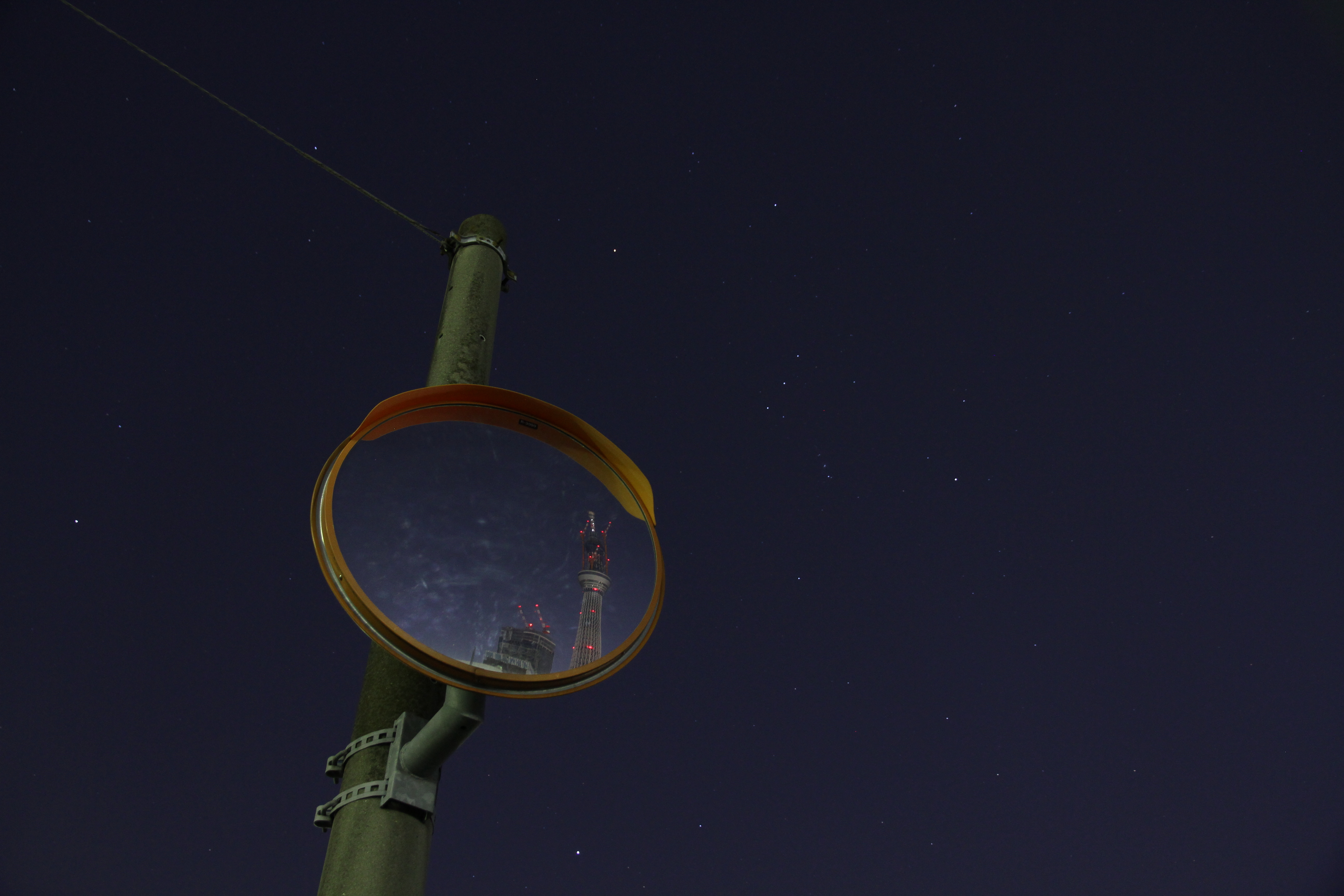 <b>比較的知られた撮影場所だと思う。十間橋の付近にあるミラー（ツリーに向かって川の右側の道路）にちょうど東京スカイツリーが写るが、少し広めに撮り天気の良い星空も入れてみた。EOS 7D / EF-S 15-85mm F3.5-5.6 IS USM / 5,184×3,456 / 2秒 / F4.5 / -2EV / ISO800 / 絞り優先 / WB:オート / 21mm / 19:56</b>