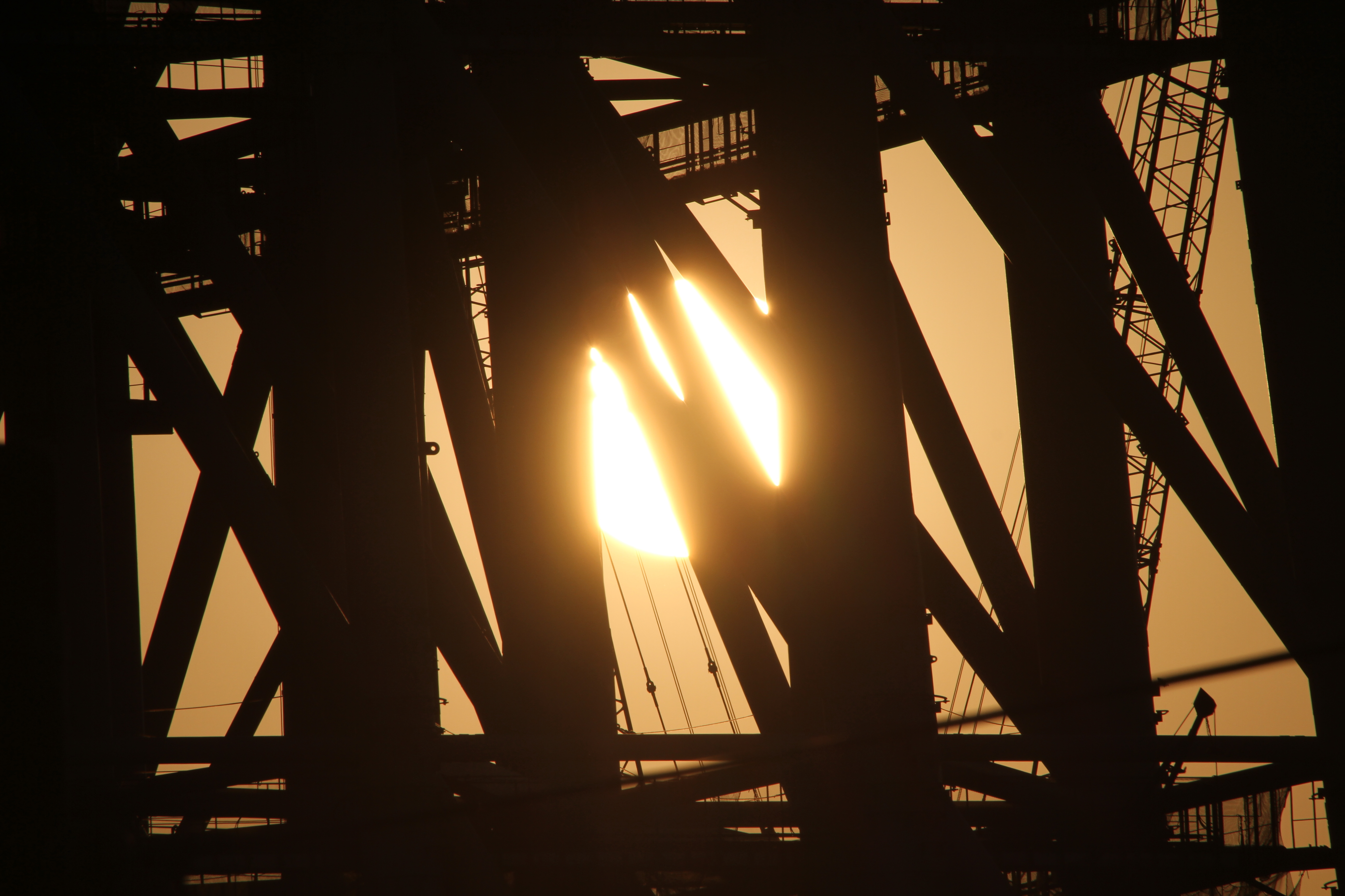 <b>ちょうど東京スカイツリーの鉄骨のなかに陽が沈んで行くイメージで夕日を撮影できた。EOS 7D / APO 50-500mm F4.5-6.3 DG OS HSM / 5,184×3,456 / 1/2000秒 / F16 / +0.3EV / ISO100 / プログラム / WB:オート / 500mm / 16:24</b>